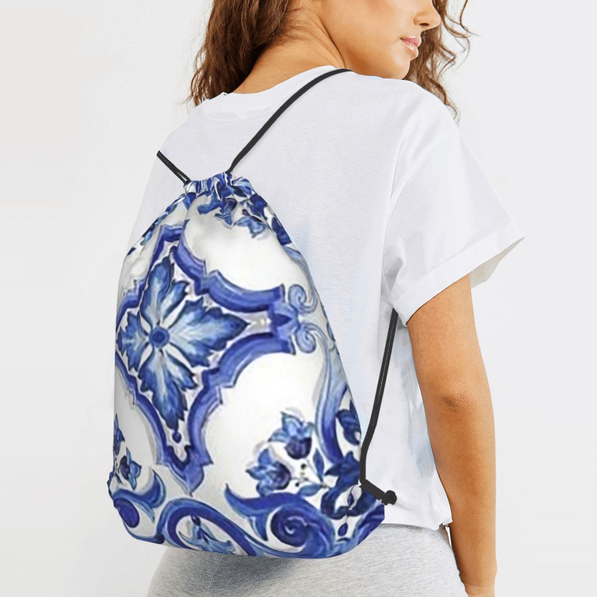 ブルーの華やかな花柄地中海シチリアタイルバックパックカジュア - Tile Bag Drawstring のレビューと価格