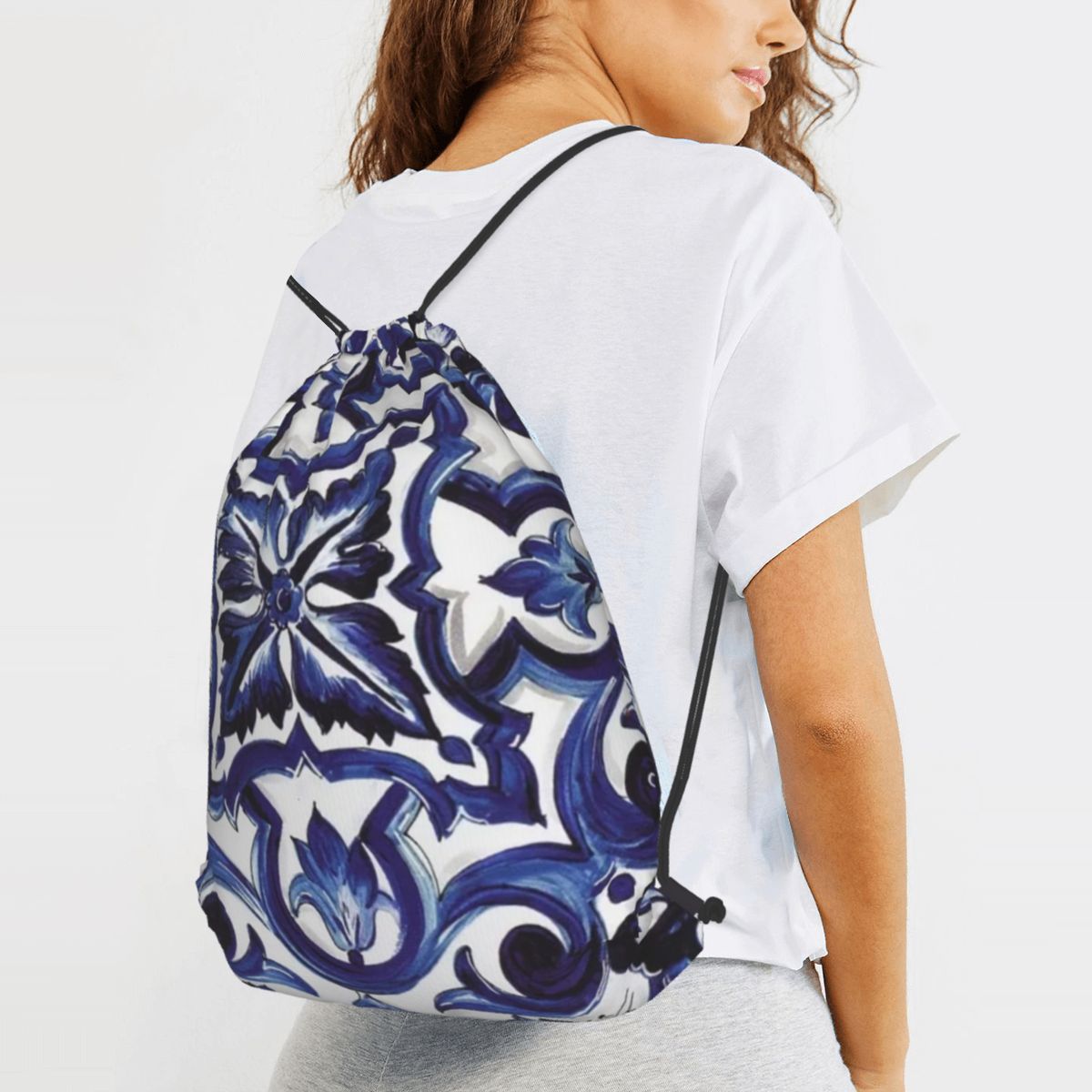 ブルーの華やかな花柄地中海シチリアタイルバックパックファッシ - Tile Bag Drawstring のレビューと価格